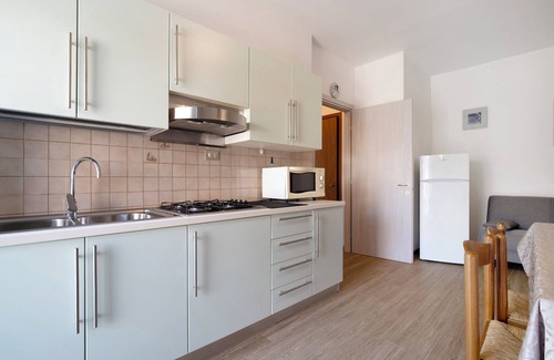 Jesolo Apartment | Apartment '1 Piano' with Shared Terrace, Wi-Fi and Air Conditioning