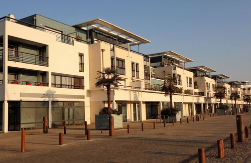 La Rochelle City Centre Apartment | Apartment 41 m2, with GARAGE, view of the port, aquarium area, near train station.