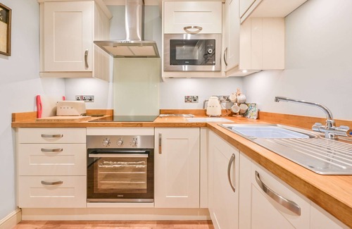 Torquay Apartment | Apartment 7 - The Muntham Luxury Apartments. Spacious Bright First Floor Studio Apartment