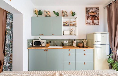 Taillades Apartment | Apartment 'A Break in Luberon' with Private Garden, Wi-Fi & Air Conditioning