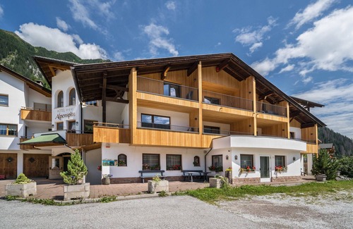 Racines Apartment | Apartment 'Alpenspitz Appartement Saxner 2' with Mountain View, Shared Garden and Wi-Fi