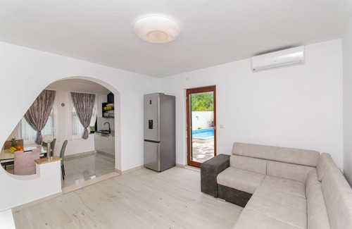 Solin Apartment | Apartment Ana with private pool (77621-A1) - Solin