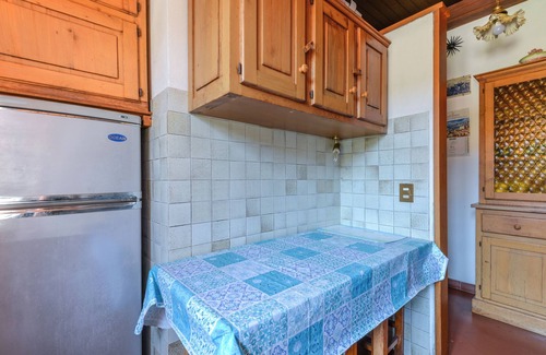 Marciana Marina Apartment | Apartment 'Appartamento Spazioso Nel Verde' with Private Terrace, Shared Garden and Wi-Fi