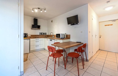 Plougonvelin Apartment | Apartment 'Appartement 4 Pers 50m De La Plage' with Private Terrace and Wi-Fi