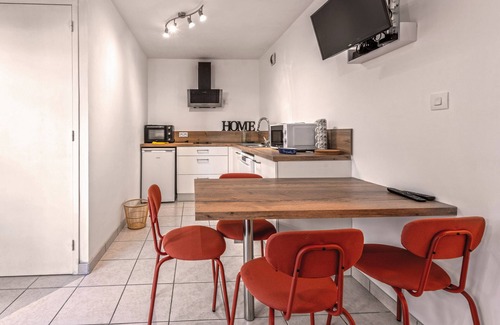 Plougonvelin Apartment | Apartment 'Appartement 4 Pers 50m De La Plage' with Private Terrace and Wi-Fi