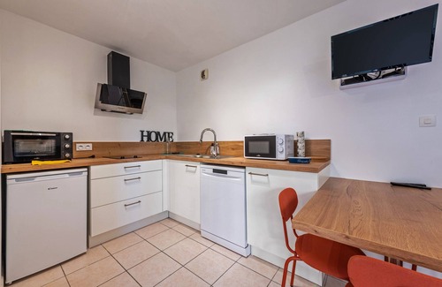 Plougonvelin Apartment | Apartment 'Appartement 4 Pers 50m De La Plage' with Private Terrace and Wi-Fi