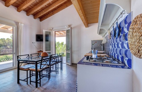 Madonna delle Grazie Apartment | Apartment 'Artistica 5' with Sea View, Shared Terrace and Air Conditioning