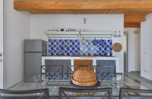 Madonna delle Grazie Apartment | Apartment 'Artistica 5' with Sea View, Shared Terrace and Air Conditioning