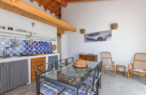 Madonna delle Grazie Apartment | Apartment 'Artistica 5' with Sea View, Shared Terrace and Air Conditioning