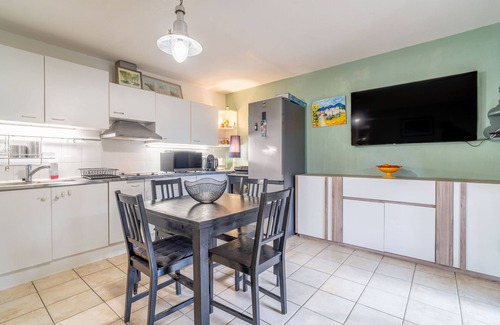 Narbonne-Plage Apartment | Apartment 'Avec Jardin Et Piscine' with Shared Pool, Private Terrace and Wi-Fi