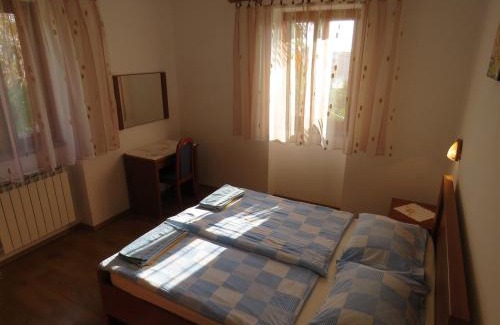 Mali Maj Apartment | Apartment Banko A6 with large garden near the sea