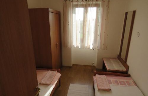 Mali Maj Apartment | Apartment Banko A6 with large garden near the sea