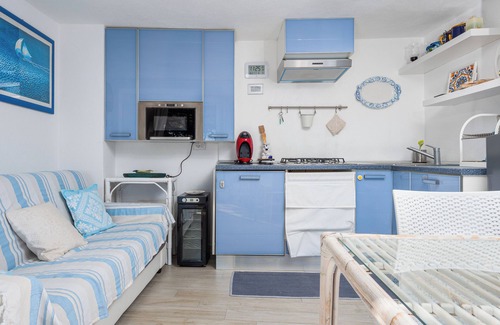 Golfo di Marinella Apartment | Apartment 'Bella Vista Marinella 2' with Sea View, Terrace, A/C and Wi-Fi