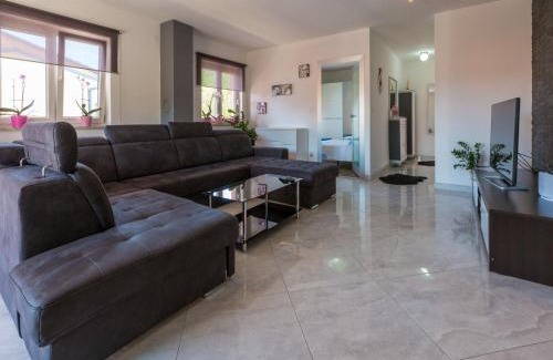 Klenovica Apartment | Apartment Black@white