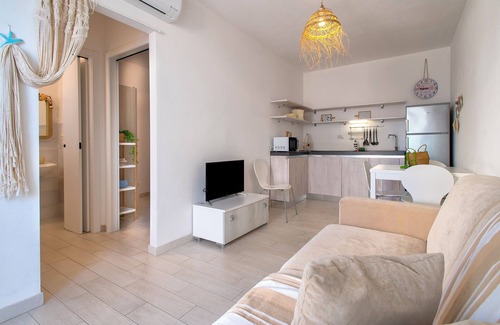 Trinita d'Agultu e Vignola Apartment | Apartment 'Borgo Degli Ulivi' with Private Garden and Air Conditioning