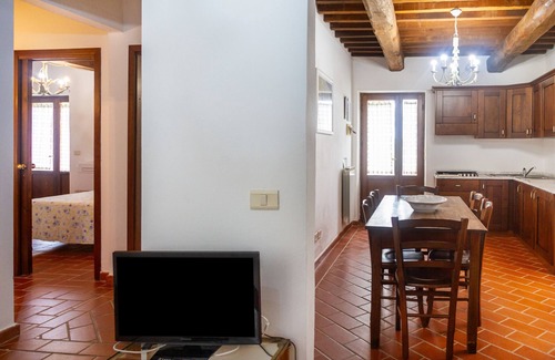 Magliano in Toscana Apartment | Apartment 'Bruco' with Shared Pool, Wi-Fi and Air Conditioning