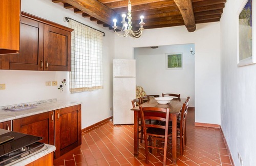 Magliano in Toscana Apartment | Apartment 'Bruco' with Shared Pool, Wi-Fi and Air Conditioning