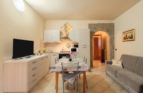 Vicopelago Apartment | Apartment 'Casa Angeli - By The River' with Wi-Fi