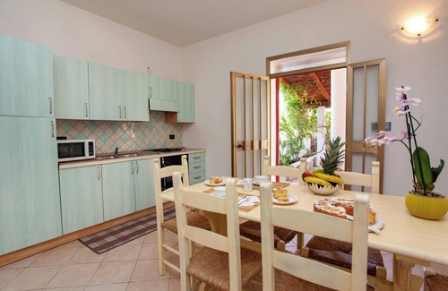 Cala Liberotto Apartment | Apartment Casa delle Mimose near the beach with A/C, Wi-Fi, Garden, Terrace & BBQ