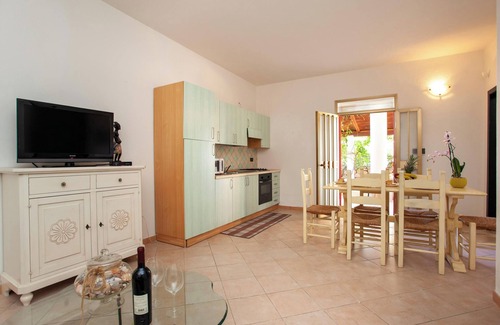 Cala Liberotto Apartment | Apartment Casa delle Mimose near the beach with A/C, Wi-Fi, Garden, Terrace & BBQ