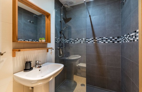 Alhama de Murcia Apartment | Apartment 'CasaDeLuxe Condado' with Mountain View, Shared Pool and Wi-Fi