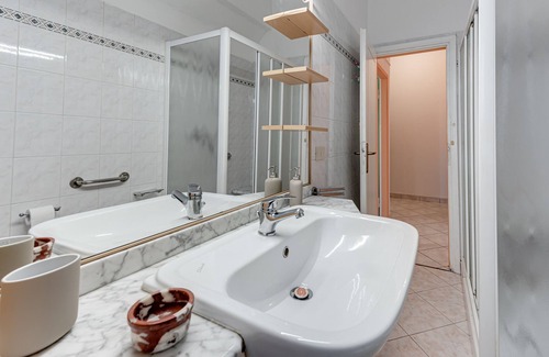 Isolotto Apartment | Apartment 'Casa Rosanna' with Private Terrace and Wi-Fi