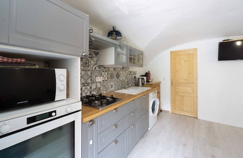 La Perriere Apartment | Apartment 'Charmant 3 Etoiles' with Mountain View, Private Terrace and Wi-Fi