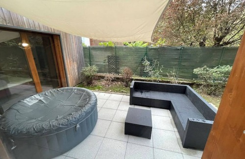 Secteur 3 Apartment | Apartment "COZY!" between gardens & city Ô Calme