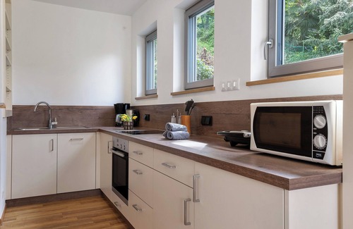 Schenna Apartment | Apartment 'De Luxe 1' with Mountain View, Private Terrace and Wi-Fi
