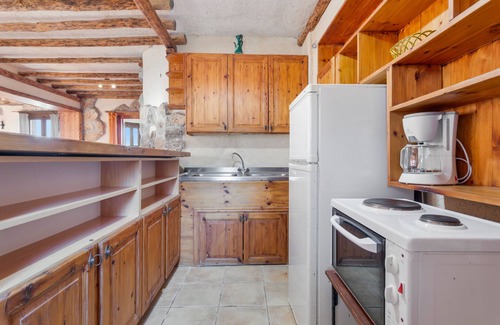 Limni Keri Apartment | Apartment 'Dionisia' with Shared Pool, Wi-Fi and Air Conditioning