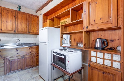 Limni Keri Apartment | Apartment 'Dionisia' with Shared Pool, Wi-Fi and Air Conditioning