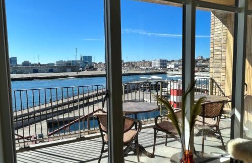 Aarhus C Apartment | Apartment directly to seafront of Bassin 7 with big balcony and free parking