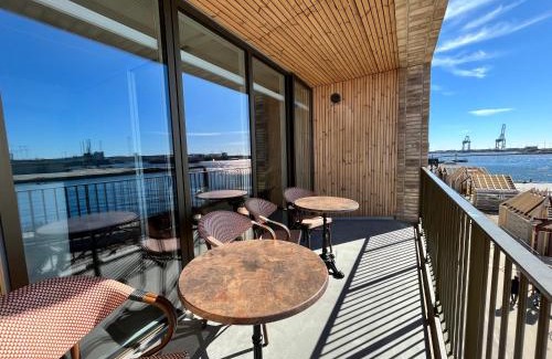 Aarhus C Apartment | Apartment directly to seafront of Bassin 7 with big balcony and free parking
