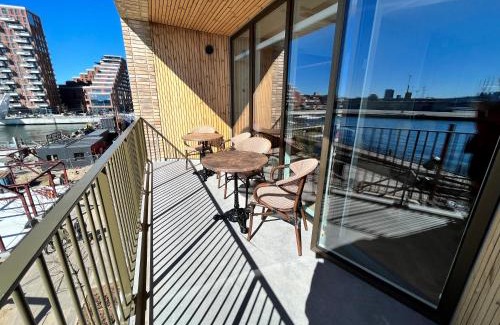 Aarhus C Apartment | Apartment directly to seafront of Bassin 7 with big balcony and free parking