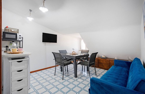 Municipio 1 Apartment | Apartment 'Due Passi' with Sea View, Wi-Fi and Air Conditioning