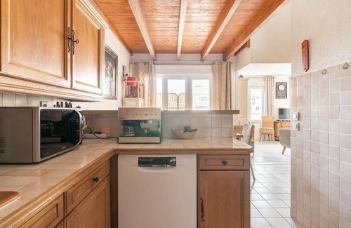 Saint-Aygulf Apartment | Apartment 'Duplex Appartement 300m De La Mer' with Balcony, Wi-Fi and Air Conditioning