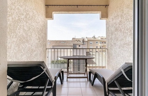 Saint-Aygulf Apartment | Apartment 'Duplex Appartement 300m De La Mer' with Balcony, Wi-Fi and Air Conditioning