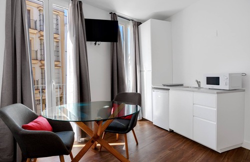 Jerez de la Frontera Old Town Apartment | Apartment 'Casa Milano 1' with Balcony, Wi-Fi and Air Conditioning