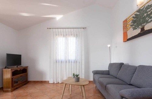 Cervar Apartment | Apartment for 5 persons with common pool 4,5 km from Poreč city center