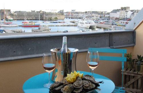 Concarneau Apartment | Apartment facing the walled city and its fishing port
