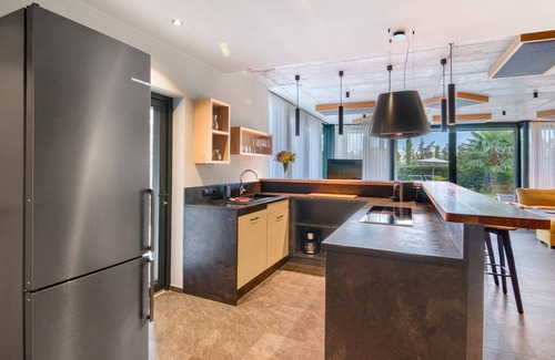 Marlengo Apartment | Apartment 'Faselehof Ivy' with Mountain View, Shared Pool and Wi-Fi