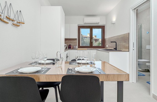 Baia Caddinas Apartment | Apartment 'Ginepro' with Sea View, Wi-Fi and Air Conditioning