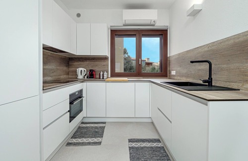 Baia Caddinas Apartment | Apartment 'Ginepro' with Sea View, Wi-Fi and Air Conditioning