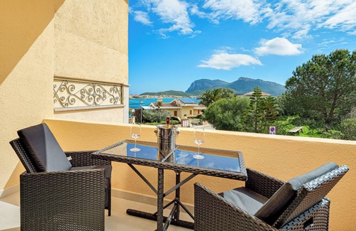 Baia Caddinas Apartment | Apartment 'Ginepro' with Sea View, Wi-Fi and Air Conditioning