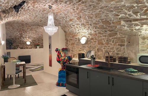 Barjac Apartment | Apartment 'Gite Vert - Paradis De Provence' with Shared Terrace and Wi-Fi