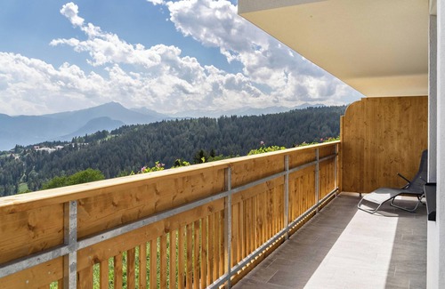 Verano Apartment | Apartment 'Haughof - Blumenwiese' with Mountain View, Wi-Fi & Balcony