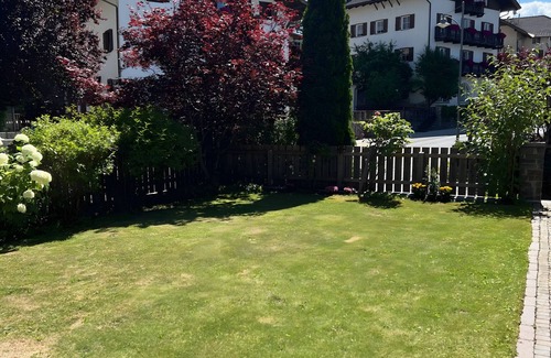 Nova Ponente Apartment | Apartment 'Heidi' with Shared Garden and Wi-Fi