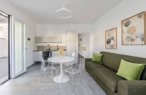 Torre dell'Orso Apartment | Apartment 'I Faraglioni' with Private Terrace, Wi-Fi and Air Conditioning