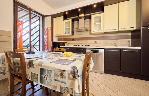 Castagneto Carducci Apartment | Apartment 'Il Gelso' with Private Terrace, Private Garden and Wi-Fi