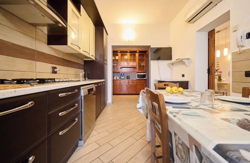 Castagneto Carducci Apartment | Apartment 'Il Gelso' with Private Terrace, Private Garden and Wi-Fi